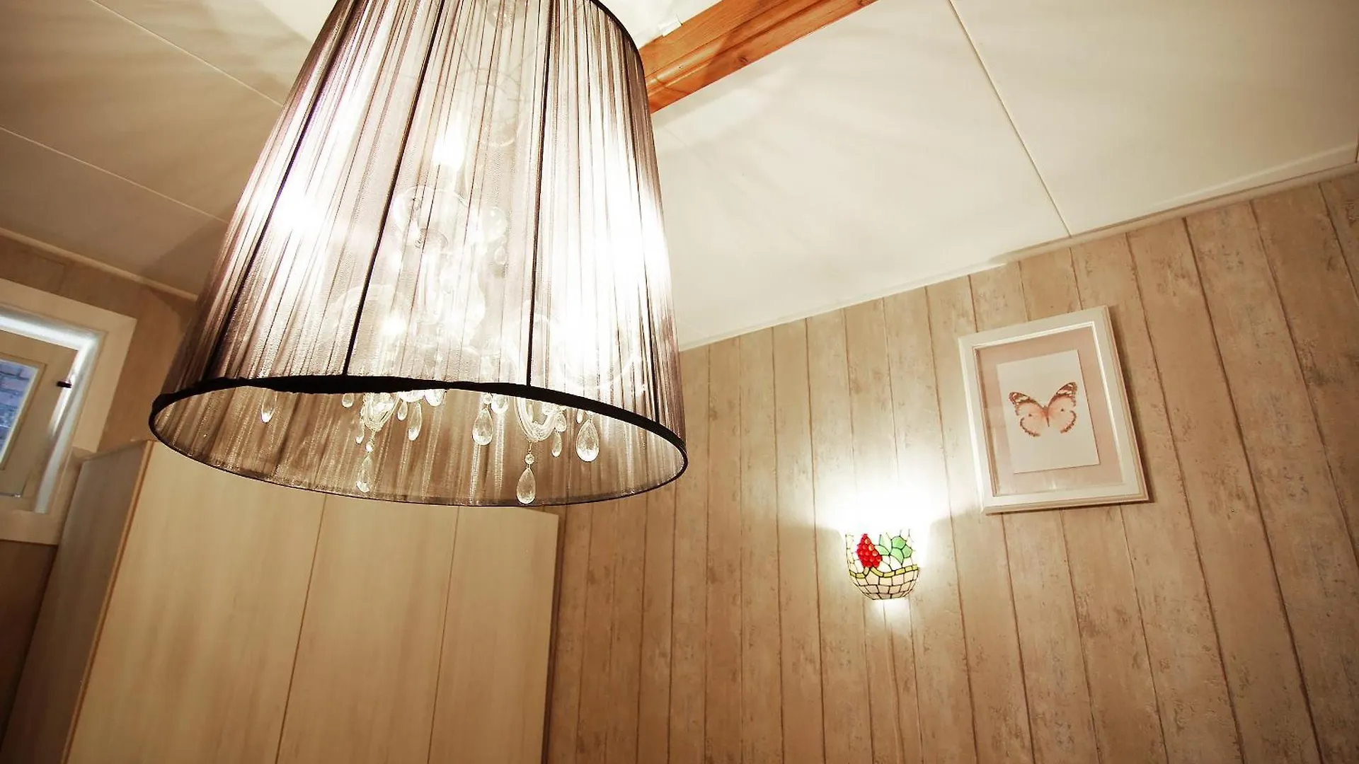 Group Stay, 7 Minutes Away From Amsterdam! Halfweg Apartment