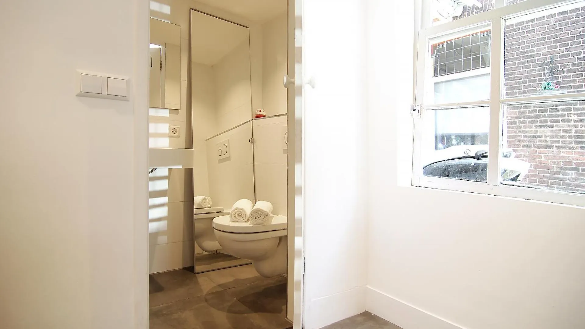 Group Stay, 7 Minutes Away From Amsterdam! Halfweg Apartment