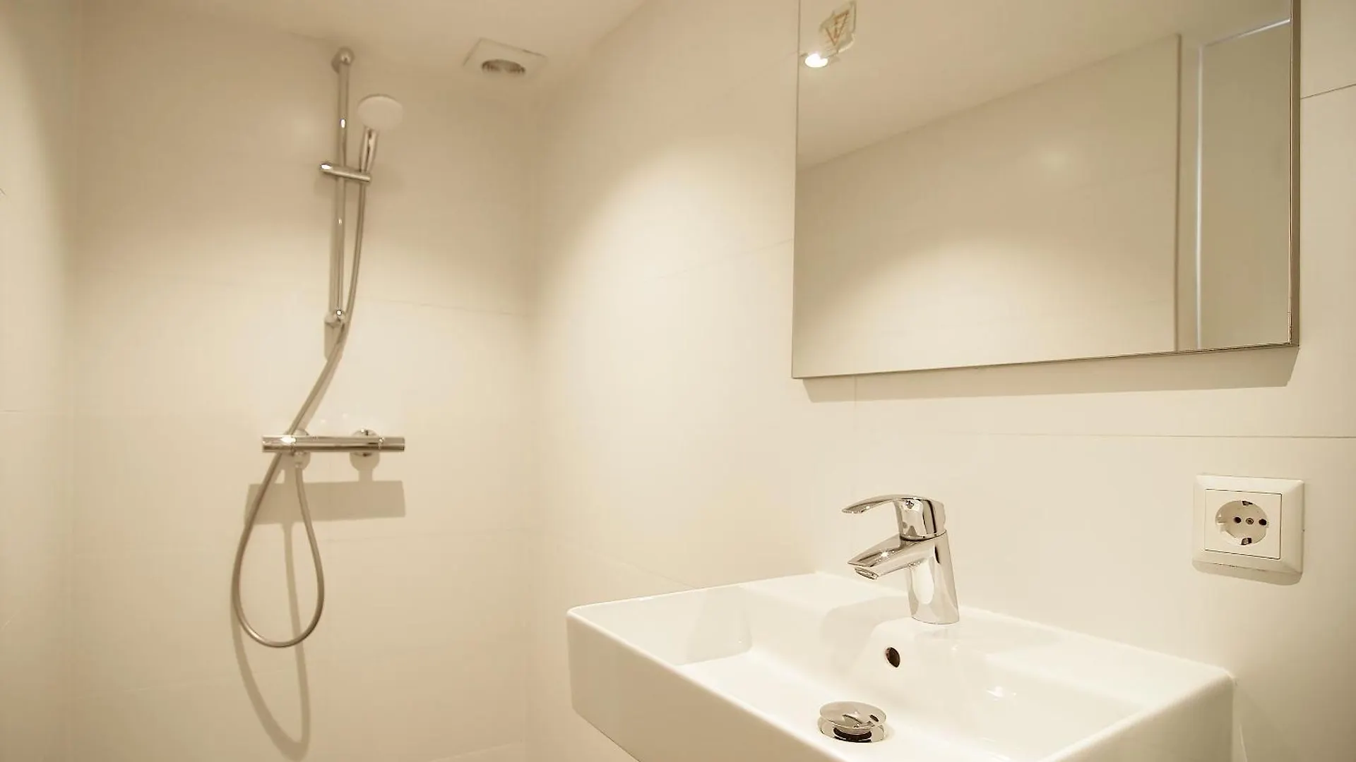 Group Stay, 7 Minutes Away From Amsterdam! Halfweg Apartment