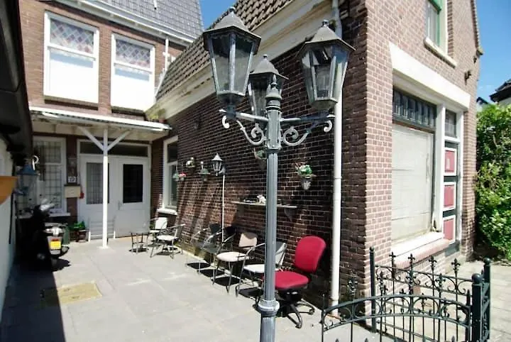 Group Stay, 7 Minutes Away From Amsterdam! Halfweg Apartment