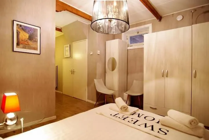 Group Stay, 7 Minutes Away From Amsterdam! Halfweg 0*,