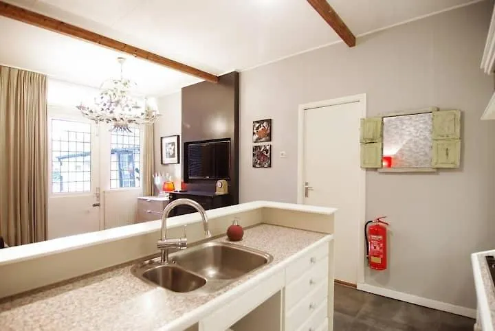 Group Stay, 7 Minutes Away From Amsterdam! Halfweg Apartment